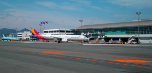국제선 하늘길 쫓던 김해공항, 하늘만 쳐다볼 판