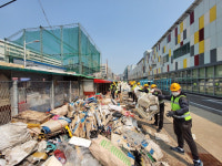 [포토뉴스] 중구청, 남항 일원 방치쓰레기 수거