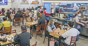 [포토뉴스] 거리두기 해제 첫 날, 붐비는 식당가