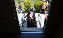 [포토뉴스] 작동하지 않는 리프트, 화장실 앞에 멈춰 선 장애인…