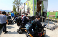 [포토뉴스] 작동하지 않는 리프트, 화장실 앞에 멈춰 선 장애인…