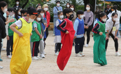 “아이들 맘껏 뛰노는 것 보니 좋아요”…3년 만에 열린 초등 운동회 ‘웃음꽃’