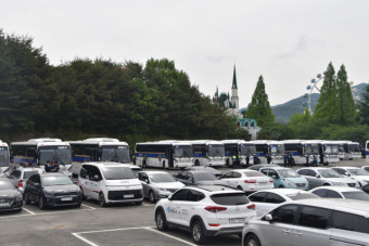 [포토뉴스]문재인 전 대통령 경호 위해 마을로 가는 경찰과 주차된 버스차량