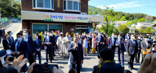 문 전 대통령, 평산마을 도착 “제 집으로 돌아왔습니다”