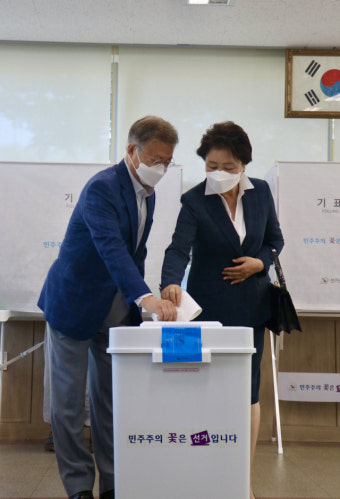 (영상) 문재인 전 대통령 부부, 귀향 후 첫 투표