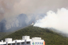 [속보] 밀양 산불 바람타고 계속 번져…산림청 3단계 발령