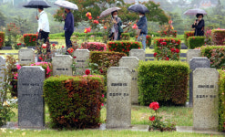 [포토뉴스] 현충일 맞아 유엔기념공원 찾은 시민들