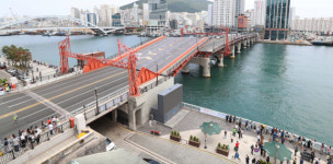 [포토뉴스] 2년 만에 다시 들어 올린 영도대교