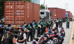 화물연대 파업 피해규모 약 1조 6000억 원…산업부 더 불어날 것”