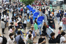 뒷바람 ‘배풍’에 낮은 비구름까지… 김해공항 이틀째 193편 이상 결항(종합)