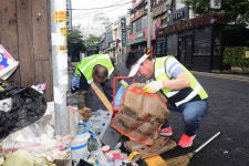 [포토뉴스] 장준용 동래구청장, 명륜1번가 환경정비 활동