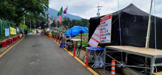 소음도 모자라 몸싸움까지… 하루도 조용할 날 없는 ‘평산마을’