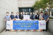 [포토뉴스] 부산부전로타리클럽 제39대 회장 송정인, 부산진구청에 성품 전달