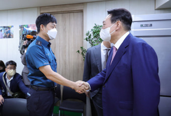 휴가 앞둔 윤 대통령, 신촌지구대 방문해 