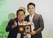 이동훈치과의원 이동훈 원장  초록우산어린이재단에 1억 원 헌액