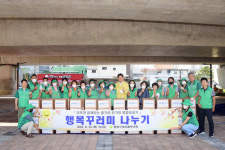 [포토뉴스] 동래구새마을부녀회, 저소득 어르신에 성품 전달