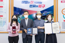 [포토뉴스] 북구청, 6·25전쟁 참전 유공자 유족에게 화랑무공훈장·훈장증 전수