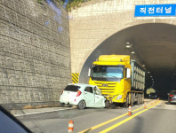 하동군 국도서 중앙선 침범한 모닝, 화물차 충돌…운전자 사망