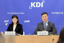 “경기 둔화 국면 진입” 내년 성장률 전망 1.8%로 낮췄다