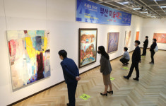 [포토뉴스] ‘제48회 전국 공모 부산미술대전’ 작품 감상하는 시민들
