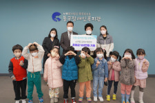 [포토뉴스] 좌천4동어린이집, 바자회 수익금 전달