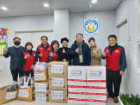 [포토뉴스] 자총 동래구지회, 보육시설 ‘우리집원’ 책가방 전달
