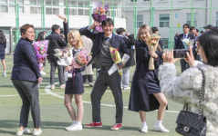[포토뉴스] 마스크 벗은 졸업생들의 환한 미소