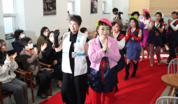 인제대, 지역주민 참여한 시니어 모델 패션쇼 개최