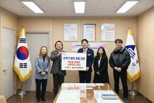 [포토뉴스]보습학원 장학사업 법인 ‘동학’, 동래구청에 신학기 교재 전달