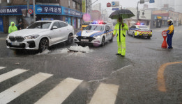 [영상] ‘기습 폭우’로 부산 학장천 범람… 3명 휩쓸려 1명 실종