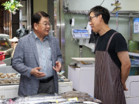 수산물 구입하면 온누리상품권…소진공 이사장 전통시장 점검 나서