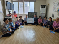 [포토뉴스] 온천3동, 경로당에 성품 전달