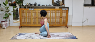 [최진태의 요가로 세상 보기]103. 맺은 자가 풀어야 한다 ‘척추 비틀기 자세’