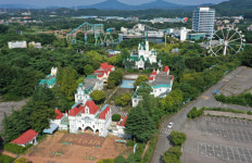 [단독] 불 밝힌 골프장 옆 기약 없이 불 꺼진 통도환타지아