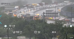 남해고속도로서 25t 화물차 빗길 교통사고…극심한 정체 빚어