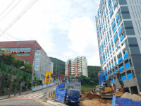 전학에 입학 취소까지?…인접 아파트 공사에 몸살앓는 거제 외국인학교