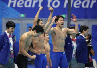 [속보] 한국 남자 수영 계영 800m 중국·일본 꺾고 금메달