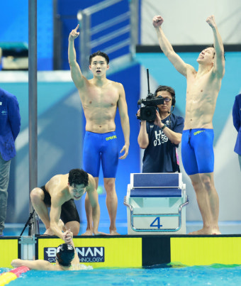 황선우·김우민·양재훈·이호준…중국·일본 넘어 계영 800m 첫 금맥 캤다(종합)