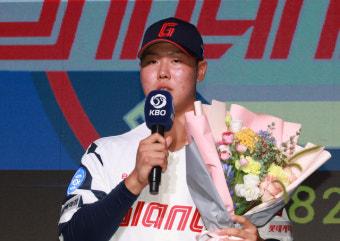 롯데, ‘이도류’ 전미르와 3억 원…‘최강 야구’ 정현수와 1억 5000만 원에 계약