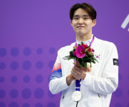 수영 김우민, 남자 자유형 800m 금메달 …2관왕 올랐다