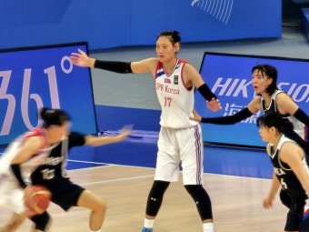 [속보] 김단비 연속 득점·이소희 3점 슛…여자농구, 북한에 전반 33-25 역전