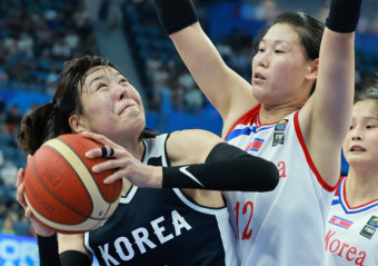 '일본 나와!’ 여자 농구, 파죽의 4연승. 필리핀 꺾고 준결승 진출…93-71 승(종합)