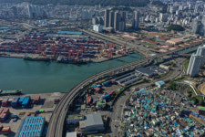 고가도로와 주변 공장 건물, 높이 비슷해 연결 가능한 구조 [낡은 고가로, 새로운 미래]