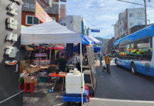 창원 소답시장 도로 점령한 불법 노점상…위험은 시민 몫