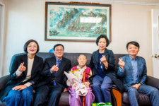 영도구, 100세 어르신 장수지팡이(청려장) 등 전달