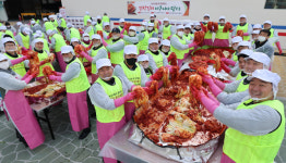 [포토뉴스]한국노총 부산지역본부 의장단. 김장김치 나눔 행사