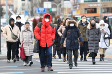 강추위에 방한용품 매출↑…홈트레이닝 용품도 인기