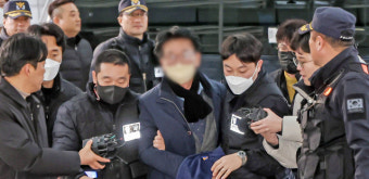 검찰로 넘겨지는 이재명 습격 피의자… 경찰, 오후 최종 수사 결과 발표