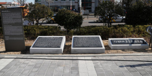 윤흥신 장군 동상 옆 옛 석상 명패 남긴 이유는?