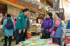 김영욱 부산진구청장, 전통시장 방문 격려